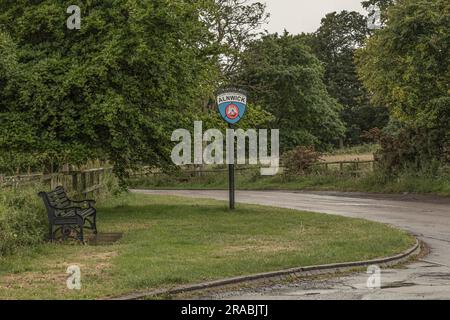 Alnwick, Northumberland, England, Vereinigtes Königreich - Juni 28. 2023- Schild in Bezug auf die Stadt Alnwick in der Grafschaft Northumberland Stockfoto