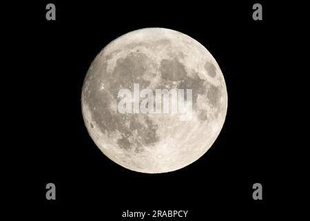 Abbotsbury, Dorset, Großbritannien. 2. Juli 2023 Wetter in Großbritannien. Der fast volle Buck-Supermond am helllichten Nachthimmel in Abbotsbury in Dorset. Bildnachweis: Graham Hunt/Alamy Live News Stockfoto