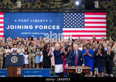 Fayetteville, Vereinigte Staaten von Amerika. 09. Juni 2023. US-Präsident Joe Biden erhält Beifall, nachdem er am 9. Juni 2023 in Fayetteville, North Carolina, eine Executive Order unterzeichnet hat, die das Bündungsprogramm für Militärfamilien fördert. Stockfoto