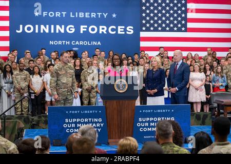 Fayetteville, Vereinigte Staaten von Amerika. 09. Juni 2023. Militärpartner Tiffany Zoeller stellt den US-Präsidenten Joe Biden vor, um eine Unterzeichnungszeremonie für die Executive Order zu veranstalten, die das Bündungsprogramm für Militärfamilien in Fort Liberty am 9. Juni 2023 in Fayetteville, North Carolina, fördert. Stockfoto