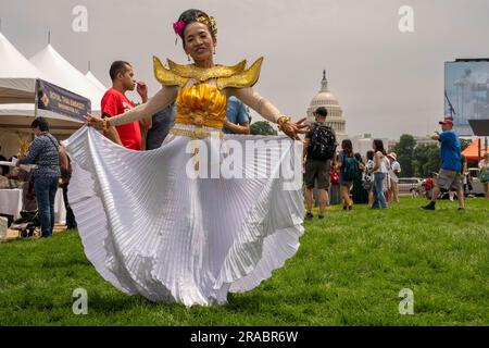 Washington, Usa. 02. Juli 2023. Niramon Zucker tanzt am Sonntag, den 2. Juli 2023, beim Thai Festival „Sawasdee DC“ in der National Mall in Washington, DC. Foto: Ken Cedeno/UPI Credit: UPI/Alamy Live News Stockfoto