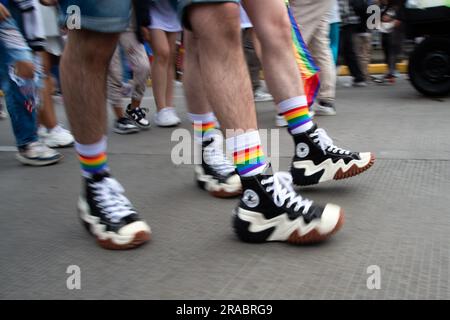 Bogota, Kolumbien. 02. Juli 2023. Die Teilnehmer nehmen am 2. Juli 2023 an der internationalen Parade in Bogota, Kolumbien, Teil. Foto von: Chepa Beltran/Long Visual Press Credit: Long Visual Press/Alamy Live News Stockfoto