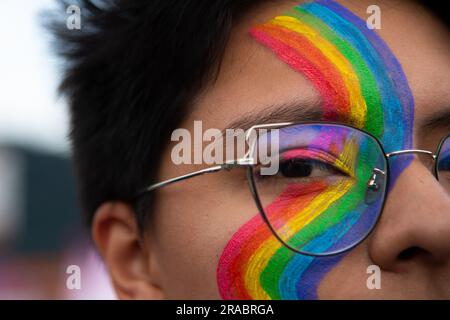 Bogota, Kolumbien. 02. Juli 2023. Die Teilnehmer nehmen am 2. Juli 2023 an der internationalen Parade in Bogota, Kolumbien, Teil. Foto von: Chepa Beltran/Long Visual Press Credit: Long Visual Press/Alamy Live News Stockfoto