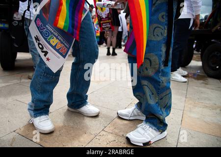 Bogota, Kolumbien. 02. Juli 2023. Die Teilnehmer nehmen am 2. Juli 2023 an der internationalen Parade in Bogota, Kolumbien, Teil. Foto von: Chepa Beltran/Long Visual Press Credit: Long Visual Press/Alamy Live News Stockfoto