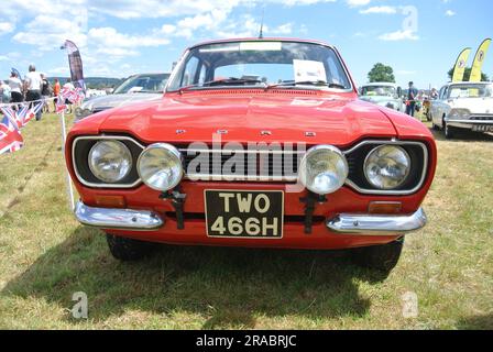 Ein Ford Escort aus dem Jahr Mk1 wurde bei der 47. Historic Vehicle Gathering in Powderham, Devon, England, ausgestellt. Stockfoto