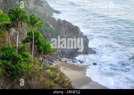 Wellen stürzen an einer abgelegenen felsigen Küste in Mexiko in der Nähe von Puerto Vallarta. Stockfoto