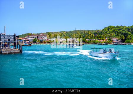 KRABI, THAILAND - MÄRZ 2018: Motorschiff in der Bucht von Ko Phi Phi Don Island mit riesigen Felsen und Klippen an einem sonnigen Tag, Ao Nang, Mueang Krabi District, Stockfoto