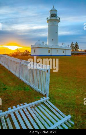 Der Macquarie Lighthouse, auch bekannt als South Head Upper Light House, ist der erste und am längsten dienende Leuchtturm in Australien. Es bietet einen Blick auf den Pazifischen Ozean von einer erhöhten Lage am Dunbar Head an der Old South Head Road in Sydney, Australien. Der Leuchtturm befindet sich zwei Kilometer südlich von South Head in der Nähe des Eingangs zum Hafen von Sydney. Der denkmalgeschützte Leuchtturm wurde 1883 fertiggestellt. Stockfoto