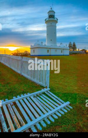 Der Macquarie Lighthouse, auch bekannt als South Head Upper Light House, ist der erste und am längsten dienende Leuchtturm in Australien. Es bietet einen Blick auf den Pazifischen Ozean von einer erhöhten Lage am Dunbar Head an der Old South Head Road in Sydney, Australien. Der Leuchtturm befindet sich zwei Kilometer südlich von South Head in der Nähe des Eingangs zum Hafen von Sydney. Der denkmalgeschützte Leuchtturm wurde 1883 fertiggestellt. Stockfoto