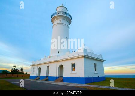 Der Macquarie Lighthouse, auch bekannt als South Head Upper Light House, ist der erste und am längsten dienende Leuchtturm in Australien. Es bietet einen Blick auf den Pazifischen Ozean von einer erhöhten Lage am Dunbar Head an der Old South Head Road in Sydney, Australien. Der Leuchtturm befindet sich zwei Kilometer südlich von South Head in der Nähe des Eingangs zum Hafen von Sydney. Der denkmalgeschützte Leuchtturm wurde 1883 fertiggestellt. Stockfoto