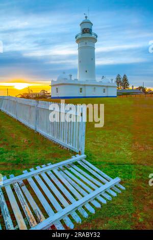 Der Macquarie Lighthouse, auch bekannt als South Head Upper Light House, ist der erste und am längsten dienende Leuchtturm in Australien. Es bietet einen Blick auf den Pazifischen Ozean von einer erhöhten Lage am Dunbar Head an der Old South Head Road in Sydney, Australien. Der Leuchtturm befindet sich zwei Kilometer südlich von South Head in der Nähe des Eingangs zum Hafen von Sydney. Der denkmalgeschützte Leuchtturm wurde 1883 fertiggestellt. Stockfoto