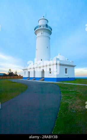 Der Macquarie Lighthouse, auch bekannt als South Head Upper Light House, ist der erste und am längsten dienende Leuchtturm in Australien. Es bietet einen Blick auf den Pazifischen Ozean von einer erhöhten Lage am Dunbar Head an der Old South Head Road in Sydney, Australien. Der Leuchtturm befindet sich zwei Kilometer südlich von South Head in der Nähe des Eingangs zum Hafen von Sydney. Der denkmalgeschützte Leuchtturm wurde 1883 fertiggestellt. Stockfoto