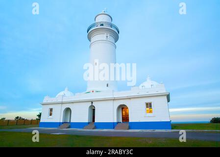 Der Macquarie Lighthouse, auch bekannt als South Head Upper Light House, ist der erste und am längsten dienende Leuchtturm in Australien. Es bietet einen Blick auf den Pazifischen Ozean von einer erhöhten Lage am Dunbar Head an der Old South Head Road in Sydney, Australien. Der Leuchtturm befindet sich zwei Kilometer südlich von South Head in der Nähe des Eingangs zum Hafen von Sydney. Der denkmalgeschützte Leuchtturm wurde 1883 fertiggestellt. Stockfoto