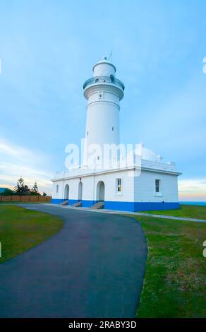 Der Macquarie Lighthouse, auch bekannt als South Head Upper Light House, ist der erste und am längsten dienende Leuchtturm in Australien. Es bietet einen Blick auf den Pazifischen Ozean von einer erhöhten Lage am Dunbar Head an der Old South Head Road in Sydney, Australien. Der Leuchtturm befindet sich zwei Kilometer südlich von South Head in der Nähe des Eingangs zum Hafen von Sydney. Der denkmalgeschützte Leuchtturm wurde 1883 fertiggestellt. Stockfoto