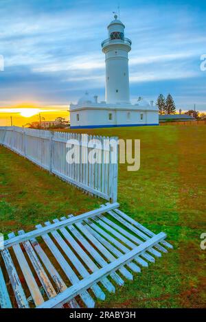 Der Macquarie Lighthouse, auch bekannt als South Head Upper Light House, ist der erste und am längsten dienende Leuchtturm in Australien. Es bietet einen Blick auf den Pazifischen Ozean von einer erhöhten Lage am Dunbar Head an der Old South Head Road in Sydney, Australien. Der Leuchtturm befindet sich zwei Kilometer südlich von South Head in der Nähe des Eingangs zum Hafen von Sydney. Der denkmalgeschützte Leuchtturm wurde 1883 fertiggestellt. Stockfoto