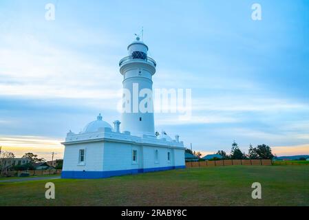 Der Macquarie Lighthouse, auch bekannt als South Head Upper Light House, ist der erste und am längsten dienende Leuchtturm in Australien. Es bietet einen Blick auf den Pazifischen Ozean von einer erhöhten Lage am Dunbar Head an der Old South Head Road in Sydney, Australien. Der Leuchtturm befindet sich zwei Kilometer südlich von South Head in der Nähe des Eingangs zum Hafen von Sydney. Der denkmalgeschützte Leuchtturm wurde 1883 fertiggestellt. Stockfoto