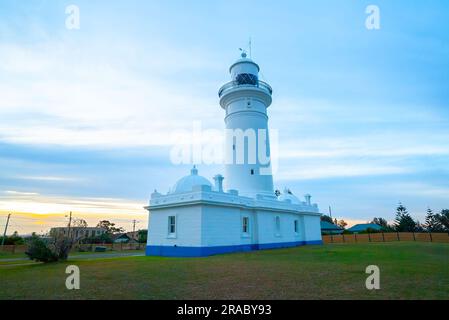 Der Macquarie Lighthouse, auch bekannt als South Head Upper Light House, ist der erste und am längsten dienende Leuchtturm in Australien. Es bietet einen Blick auf den Pazifischen Ozean von einer erhöhten Lage am Dunbar Head an der Old South Head Road in Sydney, Australien. Der Leuchtturm befindet sich zwei Kilometer südlich von South Head in der Nähe des Eingangs zum Hafen von Sydney. Der denkmalgeschützte Leuchtturm wurde 1883 fertiggestellt. Stockfoto