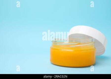 Offenes Glas Petrolatum auf hellblauem Hintergrund. Platz für Text Stockfoto