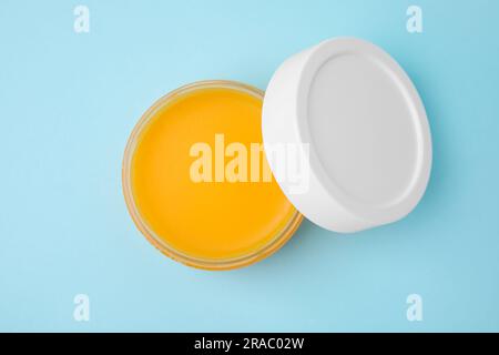 Offenes Glas Petrolatum auf hellblauem Hintergrund, Draufsicht Stockfoto