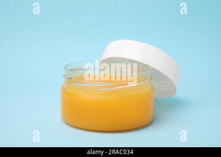 Offenes Glas Petrolatum auf hellblauem Hintergrund, Nahaufnahme Stockfoto