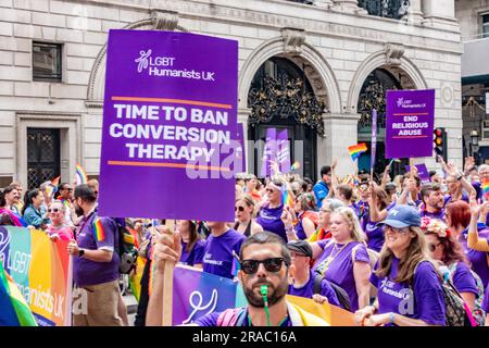 Teilnehmer der LGBT Humanists UK an der jährlichen London Pride Veranstaltung am 1. Juli 2023 auf Piccadilly in London Stockfoto