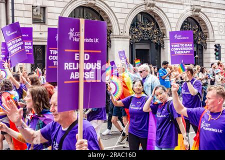 Teilnehmer der LGBT Humanists UK an der jährlichen London Pride Veranstaltung am 1. Juli 2023 auf Piccadilly in London Stockfoto