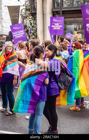 Teilnehmer der LGBT Humanists UK an der jährlichen London Pride Veranstaltung am 1. Juli 2023 auf Piccadilly in London Stockfoto