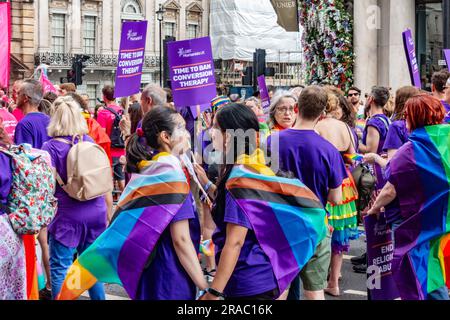 Teilnehmer der LGBT Humanists UK an der jährlichen London Pride Veranstaltung am 1. Juli 2023 auf Piccadilly in London Stockfoto