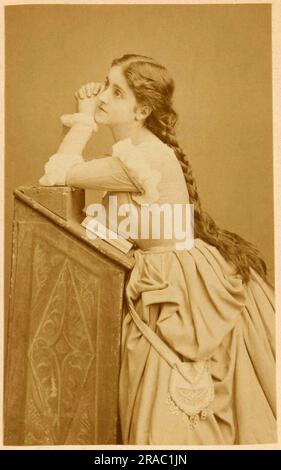 1870 Ca , Paris , FRANKREICH : der gefeierte italienisch-spanische Sänger Soprano ADELINA PATTI ( 1843 - 1919 ) in der Rolle von Marguerite in FAUST von Charles GOUNOD . Foto von Charles REUTLINGER , Paris .- GESCHICHTE - FOTOSTORICHE - CANTANTE LIRICA - OPER - MUSICA CLASSICA - klassisch - Portrait - Rituto - OPER - Cantante lirica - classica - Classica - Classical - DIVA - DIVINA - PORTRAIT - RITRATTO - Treccia - Geflecht -- Archivio GBB Stockfoto