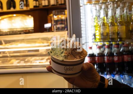 Die Hand einer Frau, die eine Tasse Eiscreme in einem Gelatine in Florenz hält Stockfoto