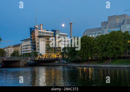 Berlin, Deutschland - 2. Juni 2023: Blick auf das Jannowitz Business Center und die chinesische Botschaft in Berlin, Deutschland, von der Spree bei Nacht Stockfoto