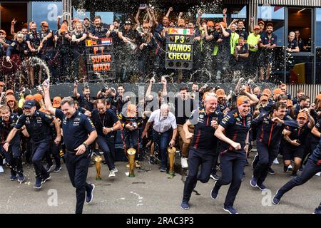 SPIELBERG, ÖSTERREICH, 2. JULI 2023: Zweite Reihe: (L-R) Oliver MINTZLAFF, Chalerm YOOVIDHYA, Mark MATESCHITZ. Erste Reihe. (L-R) Sergio Perez, Christian HORNER, Max VERSTAPPEN, Dr. Helmut MARKO, Red Bull feiert mit #1 Max VERSTAPPEN,#11 Sergio PEREZ Mendoza, MEX, Oracle Red Bull Racing RB19 Honda RBPT nach dem GP-Sieg in Österreich. F1 am Red Bull Ring, Oesterreich Ring, Formel 1, GROSSEN Preis VON ÖSTERREICH, Grosser Preis von OESTERREICH, GP d'Autriche, Motorsport, Formel1, gebührenpflichtiges Bild, Copyright © Udo STIEFEL/ATP-Bilder (STIEFEL Udo/ATP/SPP) Stockfoto