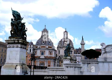 Der untere Teil des Monumento Vittorio Emanuele zusammen mit den Kirchen Santa Maria di Loreto und Santissimo Nome di Maria Foro Traiano in Rom Stockfoto