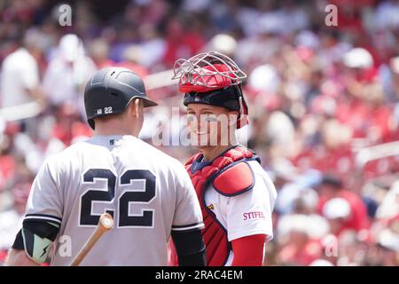 St. Louis, Usa. 02. Juli 2023. Ehemaliger Teamkollege St. Louis Cardinals Fänger Andrew Knizner spricht mit dem New York Yankees Batter Harrison Bader, während er im siebten Inning im Busch Stadium in St. antritt Louis am Sonntag, den 2. Juli 2023. Foto: Bill Greenblatt/UPI Credit: UPI/Alamy Live News Stockfoto