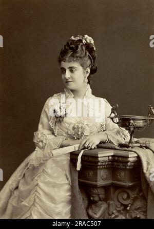 1878 Ca, Paris , FRANKREICH : die gefeierte italienisch-spanische Sängerin Soprano ADELINA PATTI ( 1843 - 1919 ) in der Rolle von Violetta Valéry in LA TRAVIATA von Giuseppe Verdi , nach dem roman von Alexandre Dumas Fils. Unbekannter Fotograf .- GESCHICHTE - FOTOSTORICHE - CANTANTE LIRICA - OPERA - MUSICA CLASSICA - klassisch - Portrait - ritratto - OPERA - Cantante lirica - classica - klassisch - DIVA - DIVINA - PORTRAIT - RITRATTO - Treccia - Braid - Preghiera - PRY - Gebete - Chignon - Belle Epoque camelia - LA SIGNORA DELLE CAMELIE - La Dame aux camélias - abito vestito bianco - weißes Kleid - Ventagl Stockfoto