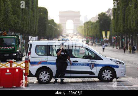 Paris, Frankreich. 2. Juli 2023. Ein französischer Polizist wird am 2. Juli 2023 auf der berühmten Champs-Elysées in Paris, Frankreich, im Dienst gesehen. Mindestens 719 Personen wurden von Samstag auf Sonntag in Frankreich festgenommen, die fünfte Nacht landesweiter Gewalt, die durch die Ermordung eines Teenagers durch einen Polizisten ausgelöst wurde, sagte das französische Innenministerium am Sonntag. Nach Angaben des Ministeriums wurden 45 Polizeibeamte und Gendarmen verletzt, während 577 Fahrzeuge und 74 Gebäude verbrannt wurden. Kredit: Gao Jing/Xinhua/Alamy Live News Stockfoto