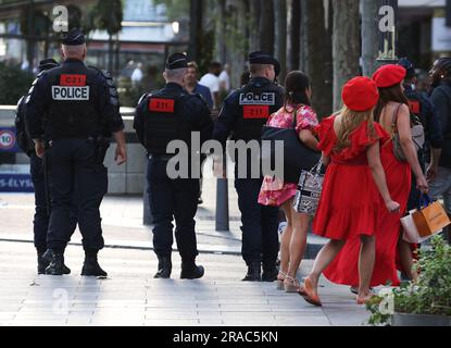 Paris, Frankreich. 2. Juli 2023. Französische Polizisten patrouillieren auf der berühmten Champs-Elysées in Paris, Frankreich, 2. Juli 2023. Mindestens 719 Personen wurden von Samstag auf Sonntag in Frankreich festgenommen, die fünfte Nacht landesweiter Gewalt, die durch die Ermordung eines Teenagers durch einen Polizisten ausgelöst wurde, sagte das französische Innenministerium am Sonntag. Nach Angaben des Ministeriums wurden 45 Polizeibeamte und Gendarmen verletzt, während 577 Fahrzeuge und 74 Gebäude verbrannt wurden. Kredit: Gao Jing/Xinhua/Alamy Live News Stockfoto