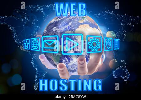 Web-Hosting. Ein Mann, der eine Kugel mit Ikonen gegen die digitale Weltkarte hält, Nahaufnahme Stockfoto