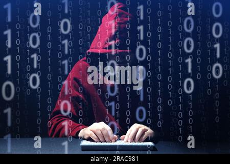 Anonymer Mann mit Tastatur und binärem Code in Dunkelheit Stockfoto