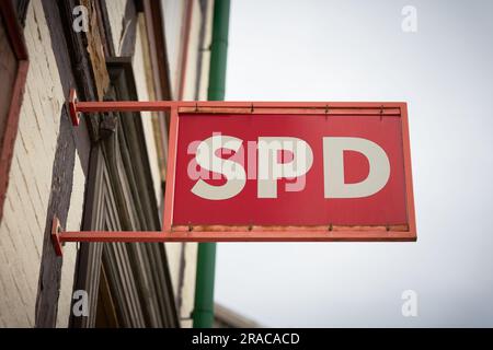 Zeichen der deutschen Partei SPD im Haus des Wahlkreises Wernigerode im Harzgebirge Stockfoto