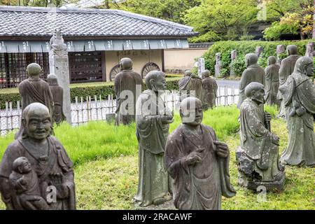 2023, Arashiyama Arhat. 500 Statuen der nächstgelegenen und höchsten Jünger Buddha vor dem Hogon-in-Untertempel des Tenryu-ji-Kopftempels, Kyoto, Japan Stockfoto