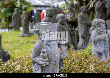 2023, Arashiyama Arhat. 500 Statuen der nächstgelegenen und höchsten Jünger Buddha vor dem Hogon-in-Untertempel des Tenryu-ji-Kopftempels, Kyoto, Japan Stockfoto