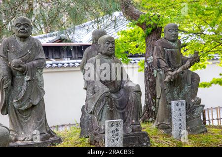 2023, Arashiyama Arhat. 500 Statuen der nächstgelegenen und höchsten Jünger Buddha vor dem Hogon-in-Untertempel des Tenryu-ji-Kopftempels, Kyoto, Japan Stockfoto