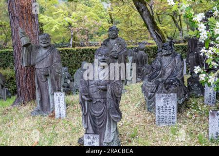 2023, Arashiyama Arhat. 500 Statuen der nächstgelegenen und höchsten Jünger Buddha vor dem Hogon-in-Untertempel des Tenryu-ji-Kopftempels, Kyoto, Japan Stockfoto