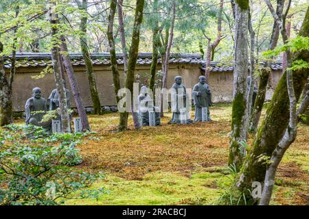 2023, Arashiyama Arhat. 500 Statuen der nächstgelegenen und höchsten Jünger Buddha vor dem Hogon-in-Untertempel des Tenryu-ji-Kopftempels, Kyoto, Japan Stockfoto