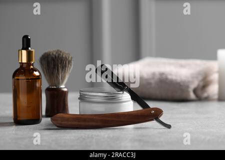 Satz Rasierwerkzeuge für Männer auf grauem Tisch Stockfoto