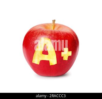 Roter Apfel mit geschnitztem Buchstaben A und Pluszeichen als Schulklasse auf weißem Hintergrund Stockfoto