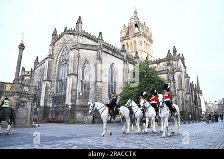 Am frühen Morgen findet eine Prozessionsprobe entlang der Royal Mile in Edinburgh statt, bevor König Charles III. Thanksgiving feiert. Foto: Montag, 3. Juli 2023. Stockfoto