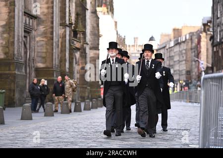 Am frühen Morgen findet eine Prozessionsprobe entlang der Royal Mile in Edinburgh statt, bevor König Charles III. Thanksgiving feiert. Foto: Montag, 3. Juli 2023. Stockfoto