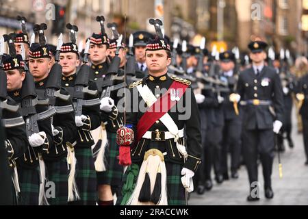 Am frühen Morgen findet eine Prozessionsprobe entlang der Royal Mile in Edinburgh statt, bevor König Charles III. Thanksgiving feiert. Foto: Montag, 3. Juli 2023. Stockfoto